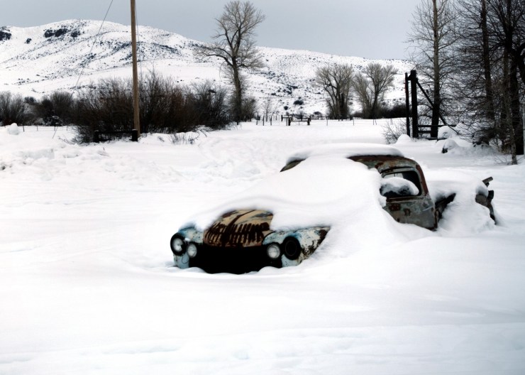Car in snow (Large)